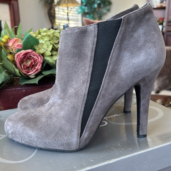 Brand New Jessica Simpson Genuine Suede Gray & Black Slip On Heeled Booties Boot - Picture 4 of 15